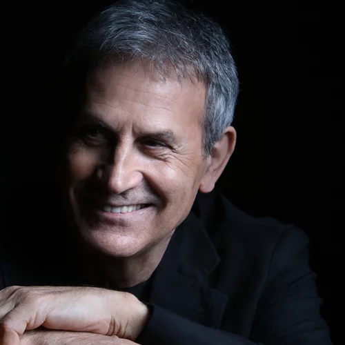 Ο Γιώργος Νταλάρας βαδίζει "Στους δρόμους του Ρεμπέτικου"