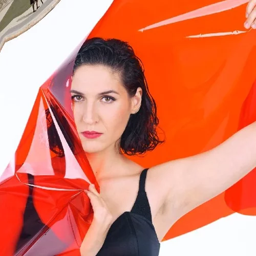 "Τα κατασκευασμένα συμφέροντα": Η νέα παράσταση του Γιάννη Καλαβριανού ανεβαίνει στο Θέατρο Τέχνης-Κάρολος Κουν