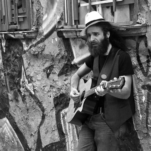 Ο Νικόλας Άσιμος στο θέατρο: Μια παράσταση για τον ασυμβίβαστο μουσικό και ποιητή