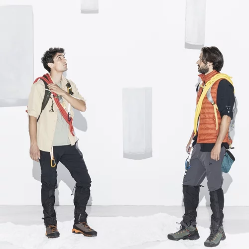 "Μια αχόρταγη σκιά": Ο Mariano Pensotti επιστρέφει στη Στέγη με μια υπαρξιακή ιστορία για πατέρες, γιους και τους μύθους που μας βαραίνουν