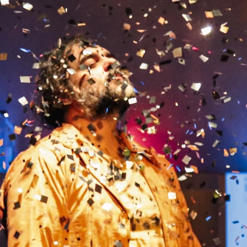 "Το πιο όμορφο σώμα που έχει βρεθεί ποτέ σε αυτό το μέρος": Συνεχίζει σε νέες μέρες και ώρες ο αποκαλυπτικός μονόλογος με ερμηνευτή τον Αργύρη Ξάφη στο Θησείον