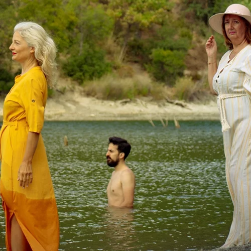 "Γιατί δεν μάθατε ν΄αποφεύγετε το νερό": Μια παράσταση με "ρευστούς ήρωες"