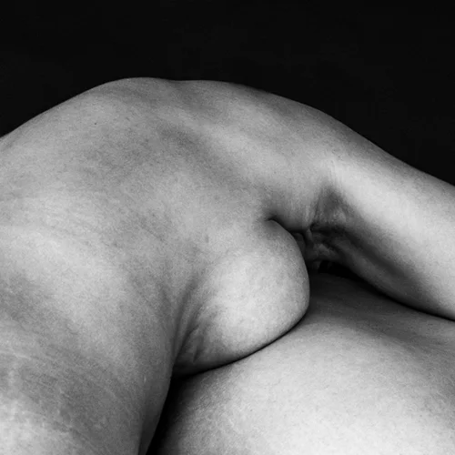 Η έκθεση "Ετεροτοπίες" είναι ένα φωτογραφικό αφιέρωμα για τη μητέρα