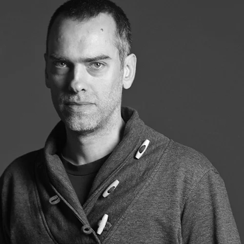 Κώστας Παπακωνσταντίνου: "Το γέλιο ρίχνει τις άμυνες – και μετά χτυπάς εκεί που θέλεις"