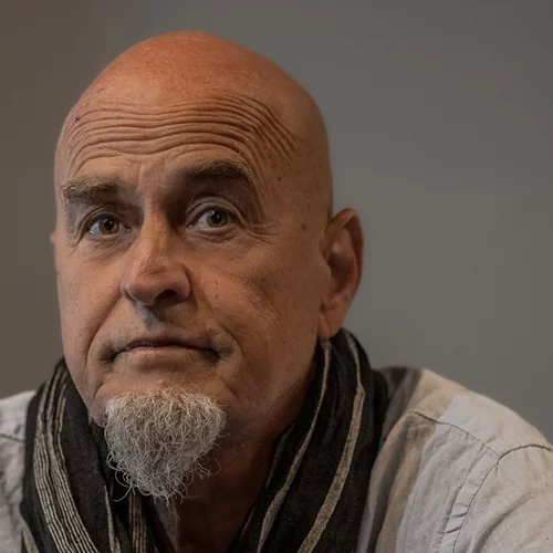 Ο Γιόελ Γούλφχαρτ πήρε το ρίσκο να ανοίξει το πρώτο αγγλόφωνο θέατρο της Αθήνας