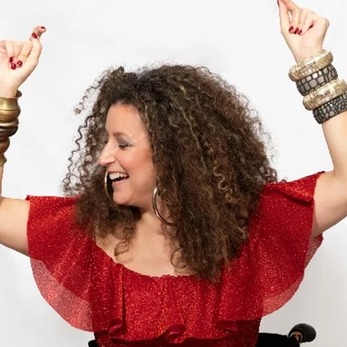 Είναι φίνα είναι και "Ντερμπεντέρισσα" η Κατερίνα Βρανά στην stand up comedy παράσταση που ανεβαίνει για τελευταία φορά