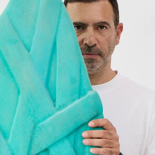 Μοντέρνα γλυπτά κοσμούν το "NYX Esperia Palace"