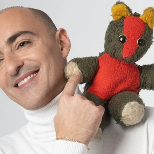 Ο Θανάσης Αλευράς γίνεται "46+ Σέξι" σε μια μουσικοσατιρική παράσταση