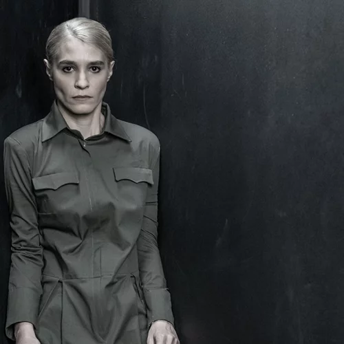 "Όλοι εμείς πουλιά": Στο Εθνικό Θέατρο σκηνοθετεί ο Οδυσσέας Παπασπηλιόπουλος το βραβευμένο έργο του Ουαζντί Μουαουάντ