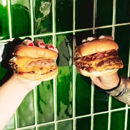 Στη Νέα Πεντέλη για το νέο burger spot 'Both Burgers and Buns'