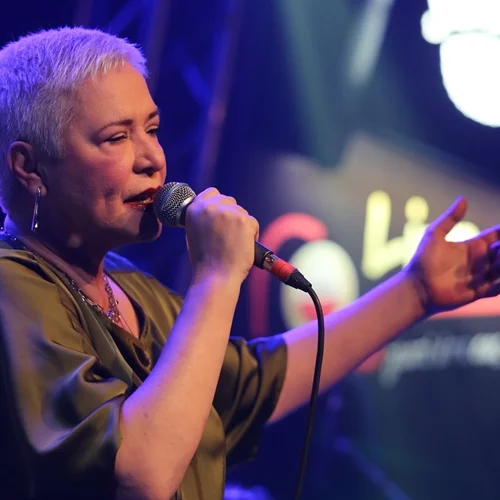 Η Μελίνα Κανά υπενθυμίζει πως η μουσική που γεννιέται από αλήθεια δεν παλιώνει