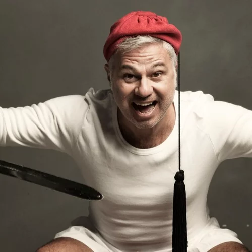 Ο sold out Χριστόφορος Ζαραλίκος επιστρέφει με το "1821-2022, Διακόσια συν ένα Χρόνια Δανεικά"