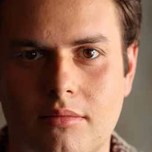 Ο Κωνσταντίνος Βασιλακόπουλος φέρνει τον "Εχθρό του λαού" στο Εθνικό: η σύγχρονη ματιά ενός νέου σκηνοθέτη