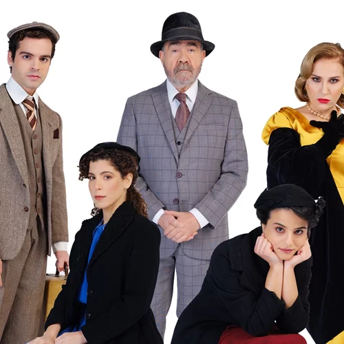 "Astoria": Εκεί που η συλλογική μνήμη των ξενιτεμένων βρίσκει καταφύγιο σε ένα μικρό καφενείο