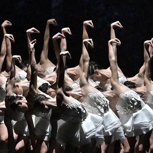 Σύγχρονη "Λίμνη των κύκνων" από το Βallet Preljocaj