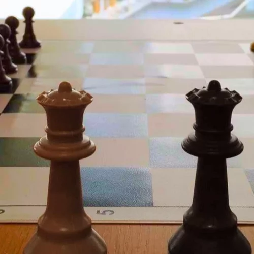 Τι δουλειά έχει μια έκθεση για το σκάκι σε μια μουσική βιβλιοθήκη;