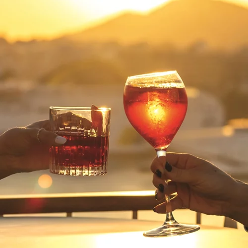 801 Rooftop Bar: Στο ηλιοβασίλεμα του Πειραιά, ένα μπαρ γεννιέται