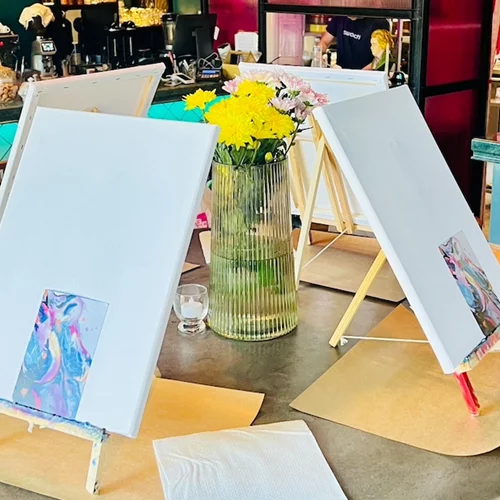 "Tipsy Art Nights": Η νέα τάση για ένα δημιουργικό και χαλαρωτικό απόγευμα στη Ραφήνα