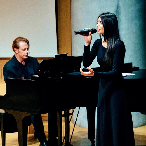 Ο Στέφανος Κορκολής και η Σοφία Μανουσάκη "για τον Μίκη"