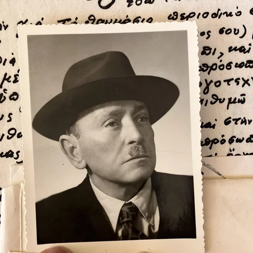 10 στιγμές από τη ζωή και το έργο του Γιάννη Σκαρίμπα που γεννήθηκε σαν σήμερα (28/9)