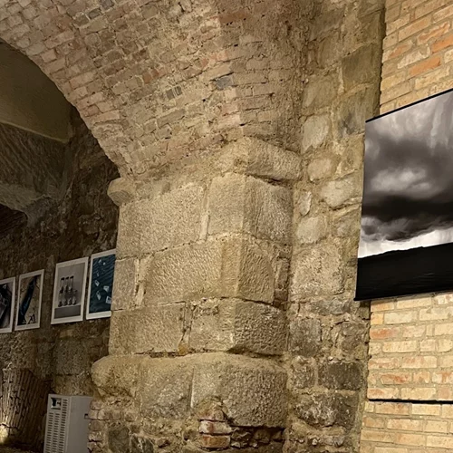 Δυο Ελληνίδες εικαστικοί γεμίζουν τέχνη μια εκκλησία στη Βιέννη