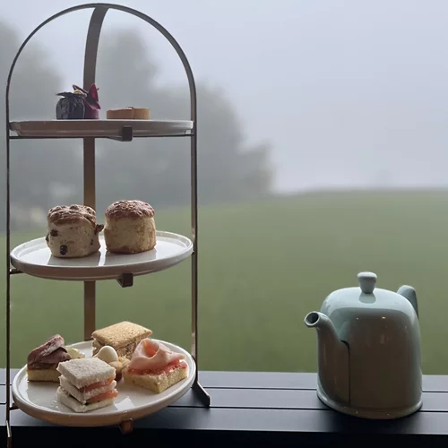 Γιατί το Afternoon Tea στο βουνό είναι μια τελετουργία που σε απογειώνει