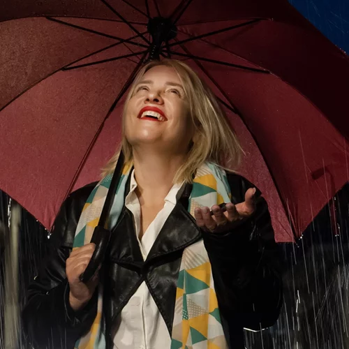 "Το μπουφάν της Χάρλεϋ ή πάλι καλά": Η Μαριάννα Τουμασάτου μονολογεί στο Coronet