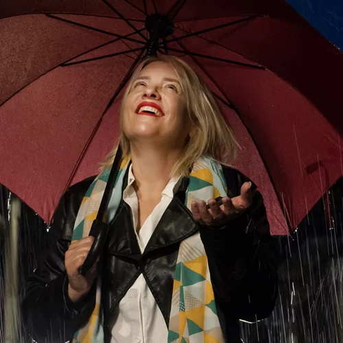 "Το μπουφάν της Χάρλεϋ ή πάλι καλά": Τη Μαριάννα Τουμασάτου σκηνοθετεί για πρώτη φορά ο Αλέξανδρος Σταύρου