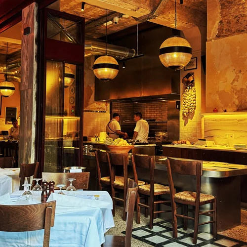 Τα σπάει το "Μανάρι", η νέα ταβέρνα του Άρη Βεζενέ