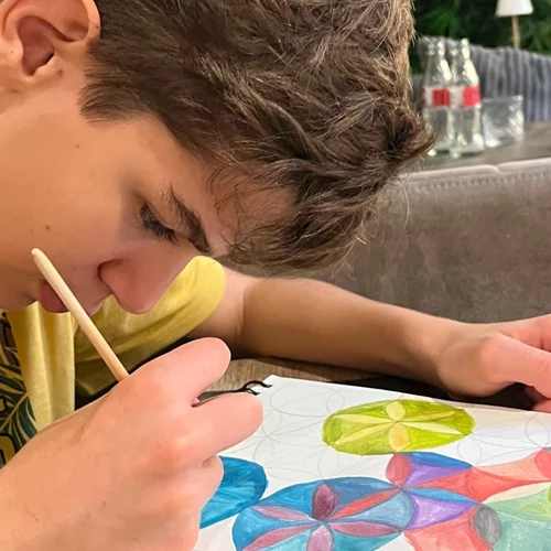 Ένας έφηβος στο φάσμα του αυτισμού φτιάχνει έργα ζωγραφικής