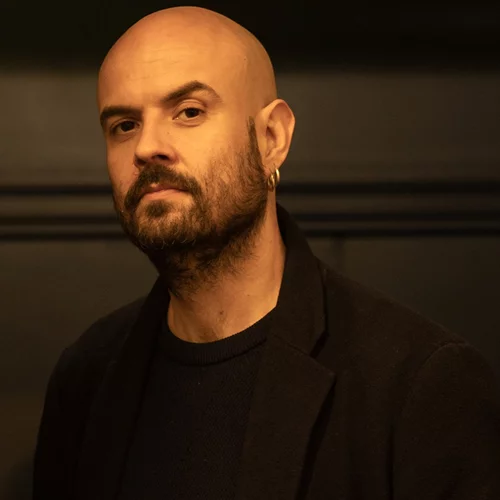 Για τον Ζιλιέν Γκοσλέν, το θέατρο δεν υπάρχει για να μας παρηγορεί αλλά για να μας εκθέτει