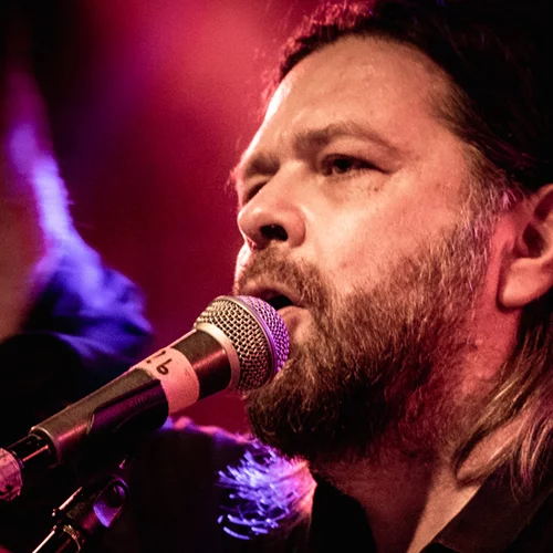 "Από τους Ενδελέχεια έως σήμερα": Ο Δημήτρης Μητσοτάκης σε συναυλία για τα 30 χρόνια πορείας