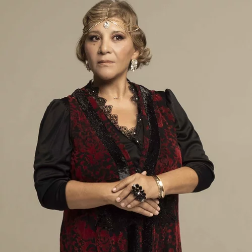 Για τη Γιώτα Νέγκα "το θέατρο και το τραγούδι είναι αδελφές τέχνες"