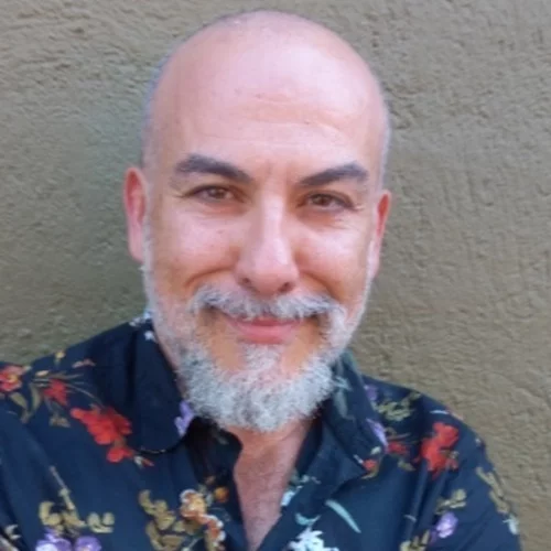 "Περάστε απόψε για καφέ": ο Νίκος Καρδώνης φέρνει στη σκηνή τη νουβέλα του Πιέρο Κιάρα