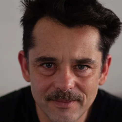 "Τα σκυλιά" του Ανέστη Αζά: Μια φωνή αντίστασης απέναντι στον αυταρχισμό