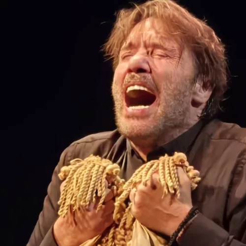 "Βροχή τα βέλη" με τον Στράτο Τζώρτζογλου: μια εξομολόγηση στη σκηνή