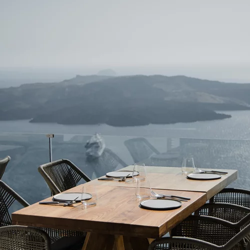 Μια γαστρονομική βραδιά, απευθείας από τη Σαντορίνη: Ένα από τα καλύτερα εστιατόρια του νησιού σερβίρει στη Γλυφάδα