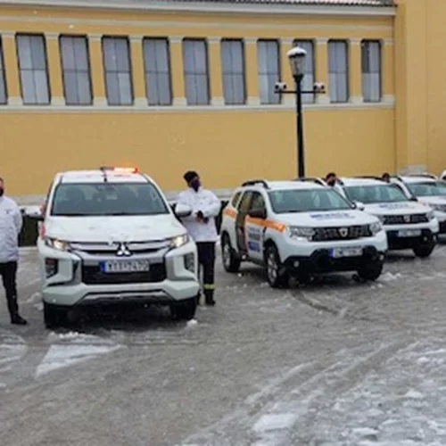 10 οχήματα τύπου 4χ4 σπεύδουν στη μάχη για τη μεταφορά ασθενών που χρήζουν άμεσης βοήθειας