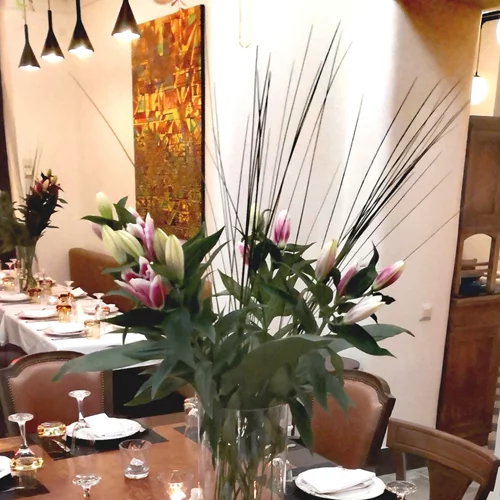 Ο Γιάννης Σολάκης έρχεται στην Πλάκα παρέα με μια "Grande Dame"