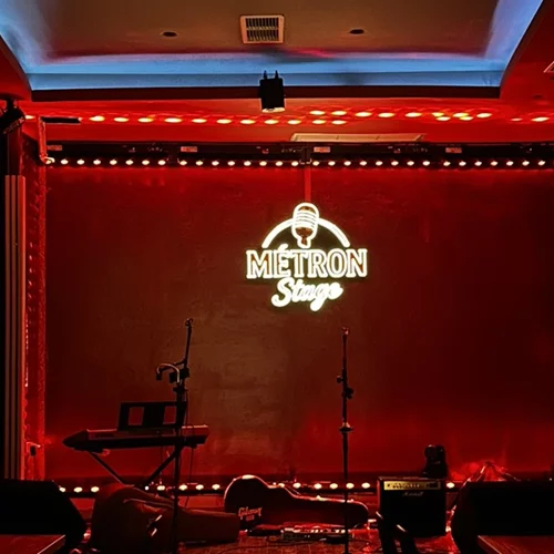 H Άννα Γούλα μας καλεί σε ένα ρεβεγιόν "αλλιώς" στο Metron Stage