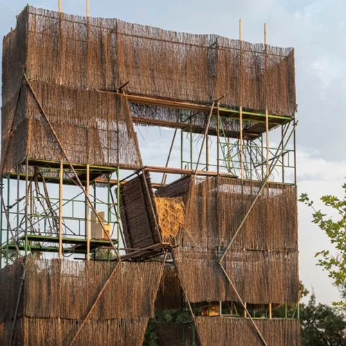 Ο μύθος της Περσεφόνης επαναπροσδιορίζεται στη γλυπτική εγκατάσταση του Κωστή Βελώνη