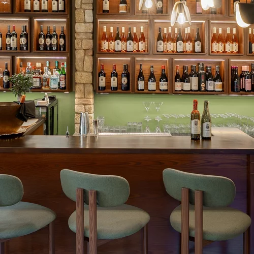 Δυσεύρετα ελληνικά κρασιά σε μια boutique vinoteca του Ψυρρή