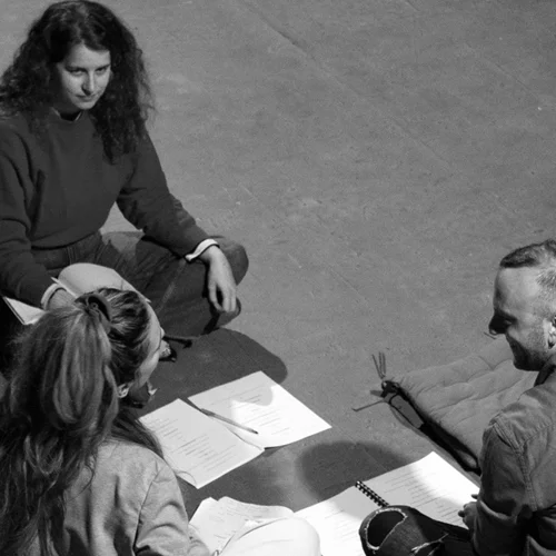 "Πνεύμονες": Ισχυρή παρουσία μιας νέας γενιάς καλλιτεχνών στο Θέατρο Κάτω από τη Γέφυρα