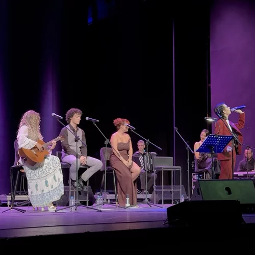 To Θέατρο Παλλάς άνοιξε τις πόρτες του στους μουσικούς του Δρόμου και η σκηνή γέμισε αστέρια.