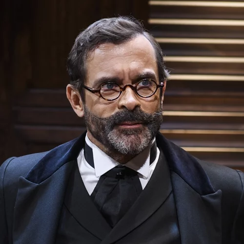 Ποιος νέος ηθοποιός μπαίνει στο καστ της παράστασης του Κωνσταντίνου Μαρκουλάκη "Στο διπλανό δωμάτιο ή το έργο του δονητή";