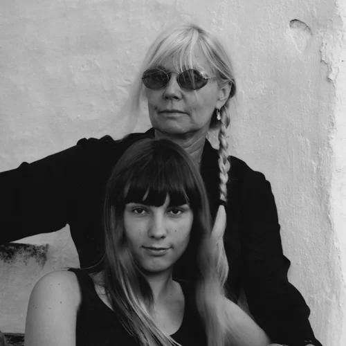 Η Helen Marden παρουσιάζει μια έκθεση για την άνευ όρων αγάπη