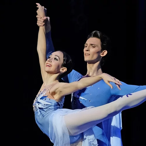 Η "Σταχτοπούτα" χορεύει στο Christmas Theater