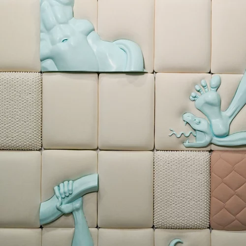 "Μυϊκή Μνήμη": Μια έκθεση γλυπτικής αμφισβητεί τις παραδοσιακές αρρενωπές αξίες