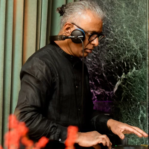 Ο DJ Ravin για ένα τελευταίο ανοιξιάτικο session στο "Athenee"