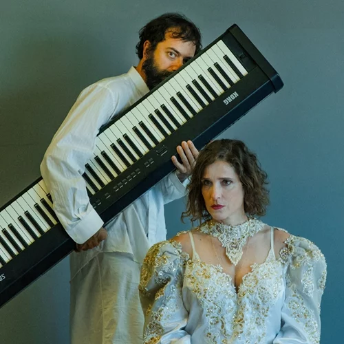 "Μεγάλα και μικρά πλοία": Η Αγγελική Παπούλια κι ο The Boy στην Ελευσίνα